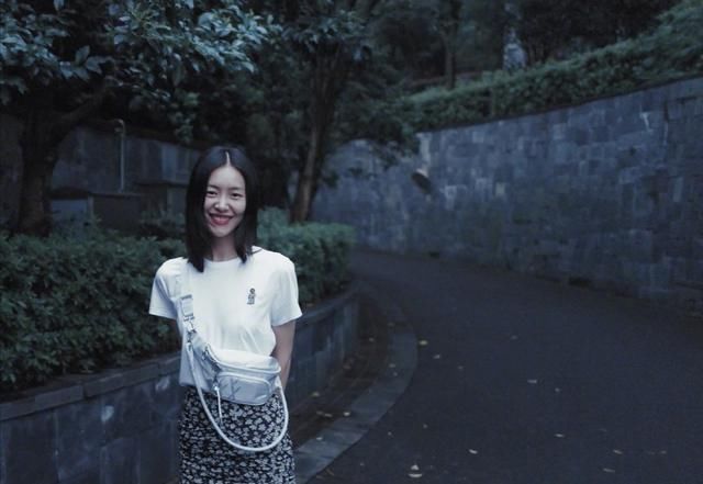  依旧|刘雯的品味依旧在线，T恤搭半裙简约却不单调，堪称行走的教科书