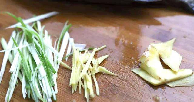  简单|特色家常菜-清蒸桂鱼，肉质鲜嫩有营养，做法简单容易学