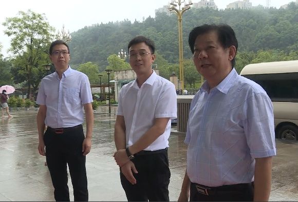  竟然|啥操作？今天下午的南充嘉陵这几个领导竟然给这些人送起了礼物！