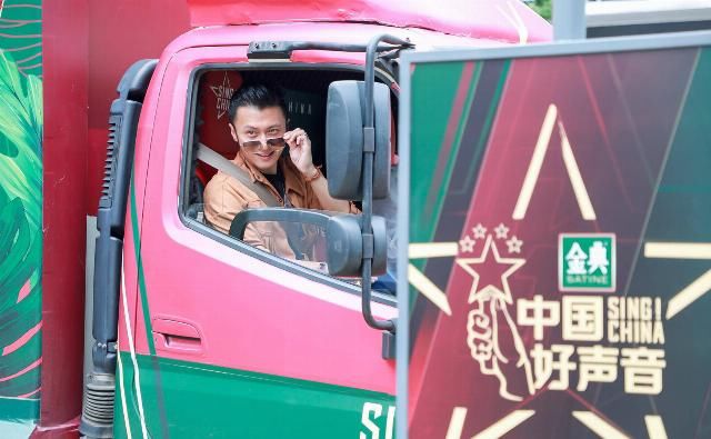  谢霆锋|谢霆锋李健李荣浩，今年的“好声音”还差最后一位导师