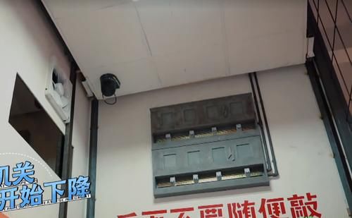  本能|何炅误触机关陷僵局，大张伟本能反应暴露人品，跪下认真的吗？