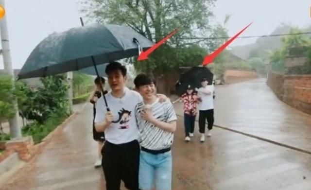  何老师|《向往》黄晓明“撑伞”太好笑，何炅被淋湿，想起当年的孙俪