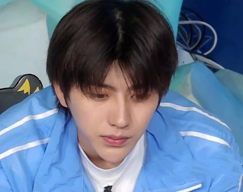  猜不透|baby名牌被何洛洛撕掉后，镜头切换到蔡徐坤，反应让人猜不透