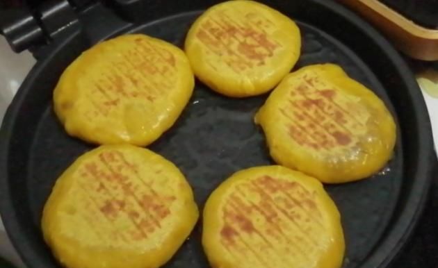  咬一口|早餐做南瓜豆沙饼，香甜软糯，咬一口满嘴香