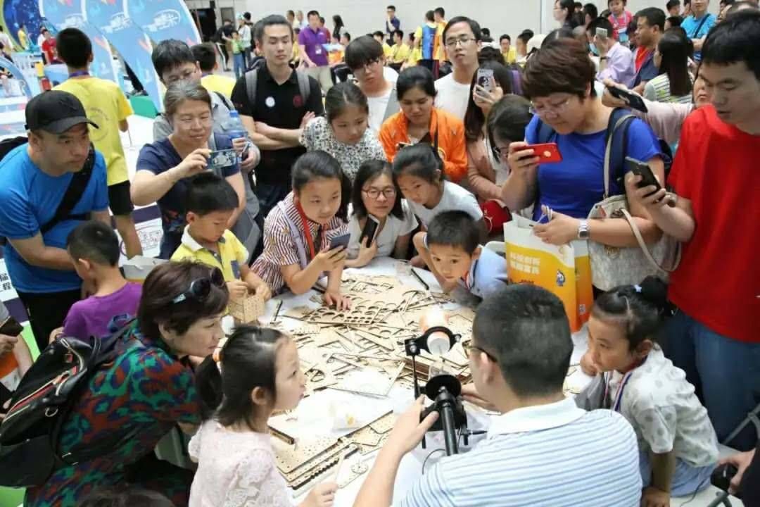 朱向阳|“纸杯留声机”的背后:大学物理老师离职办“创坊”,一群科普发烧友的盛世狂欢