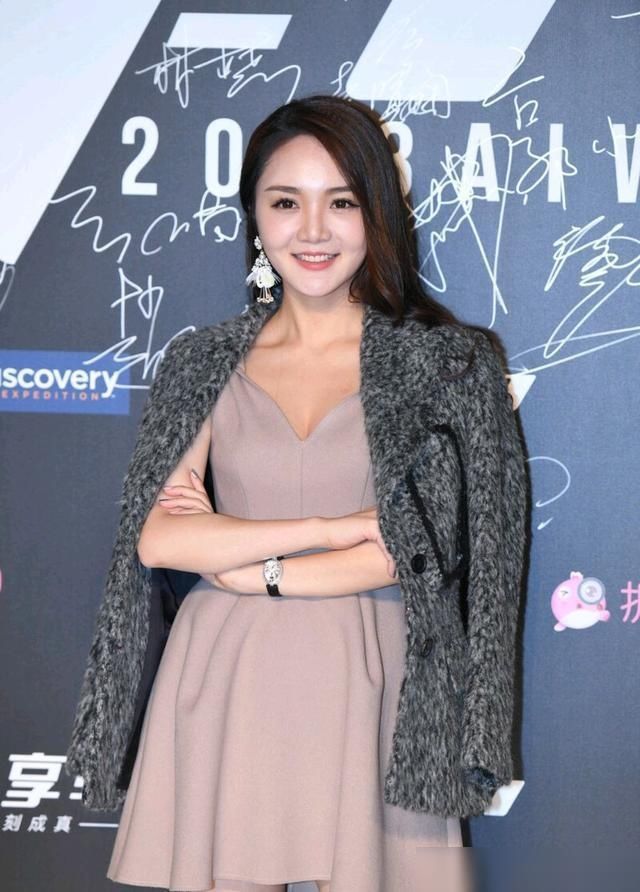  水准|《中餐厅1》里的洗碗妹靳梦佳，她主持的新节目真是太有水准了