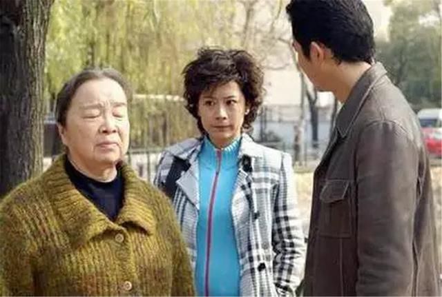  母亲|2岁男童被丢在服务区情绪稳定，亲妈百米外冷淡说：你们抓走他吧