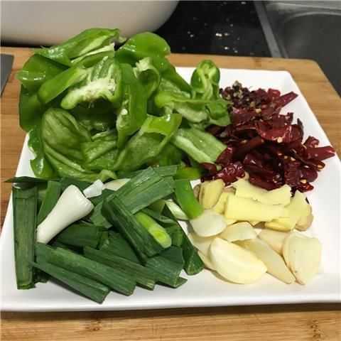  香气|青椒回锅肉，做法简单，香气浓郁，肥而不腻！