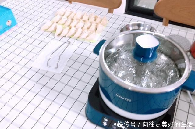 别光|煮饺子时,别光知道水开下锅!记住这个技巧,才香嫩好吃不破皮