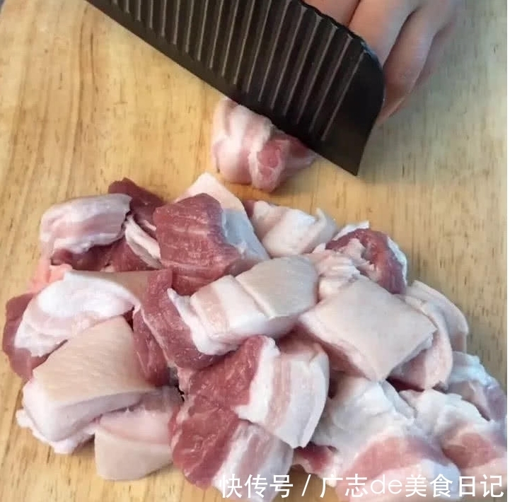  往锅中加入|祖传红烧肉做法，学会回家做，家里米饭都不够吃