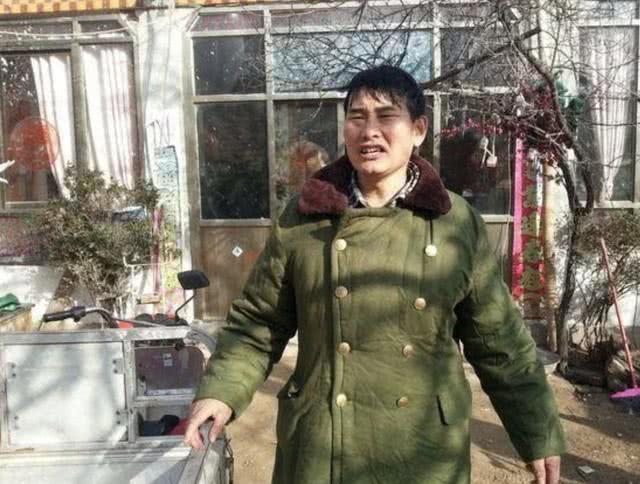  草根|草根明星大衣哥频上热搜，人红是非多，如今更是惨遭踹门！