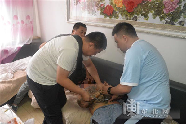 竟是|网恋“老公”竟是满身刺青的彪形大汉 女子中了“爱情”的毒被骗近万元