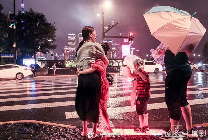 折伞|台风黑格比来袭，上海“两黄一蓝”高挂，外滩风大雨急，折伞无数