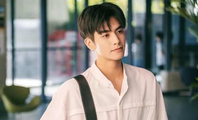  下滑|《漂亮书生》首播口碑扑街，宋威龙颜值下滑像路人，彻底沦为鞠婧祎陪衬？