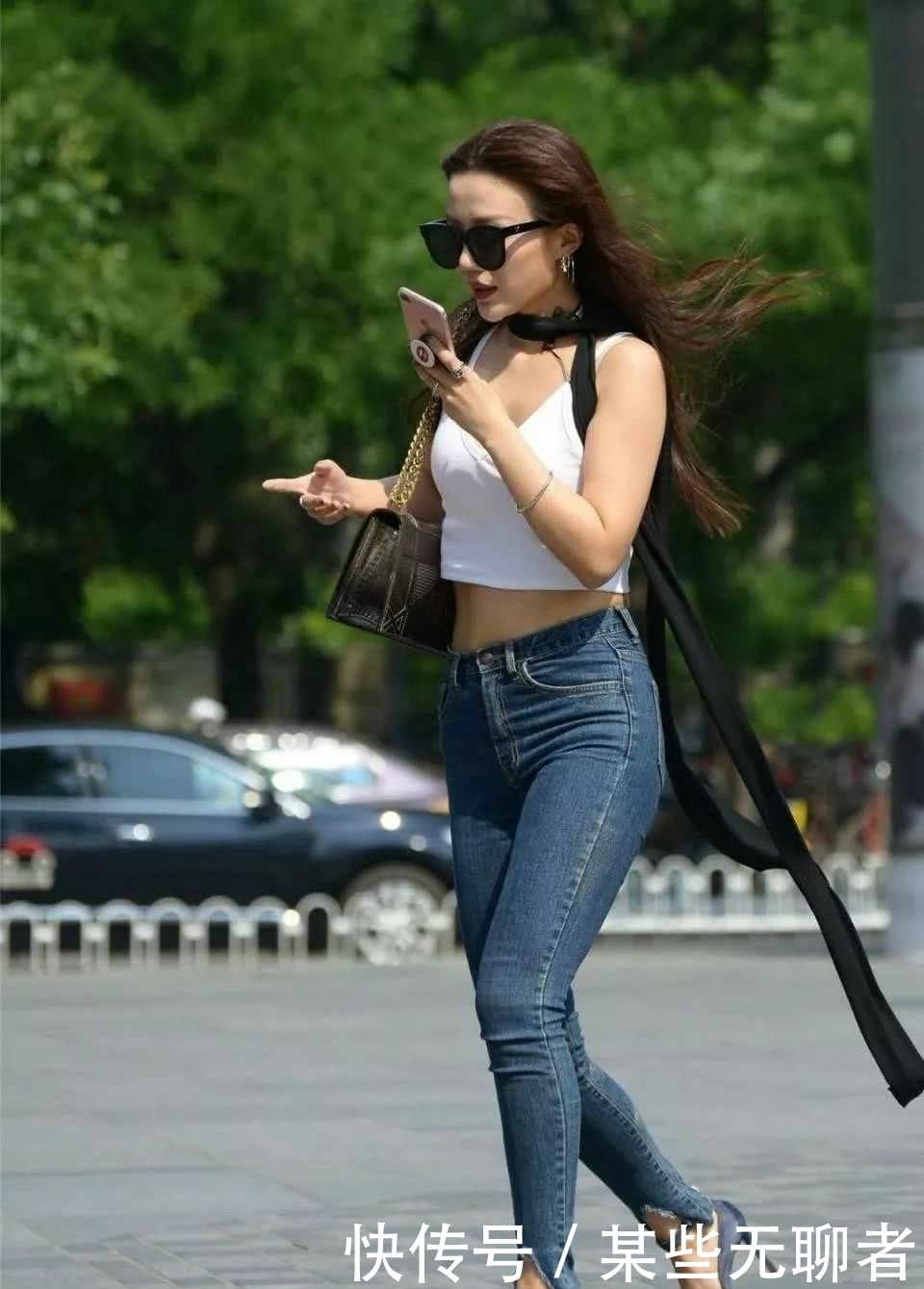 焕发|路人街拍:牛仔裤搭配白色吊装上衣,让你的美焕发光彩