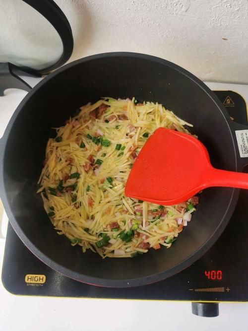 们需|松软弹牙土豆饼,夏季消暑必备,皮薄馅足孩子一口气能吃3个!