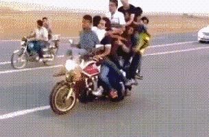 摩托车|五大曝光行动丨摩托车超载危害大，交警严惩不贷！【交通违法曝光台】