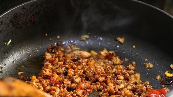  抢光|这菜2块钱能炒一大盘, 比吃肉香柔软又入味, 出锅就抢光