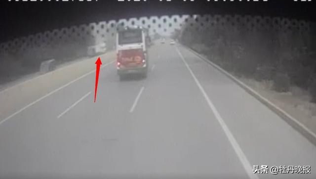  灭火器|不同时间、地点遇到车辆自燃 两位城际公交驾驶员做出同样的反应