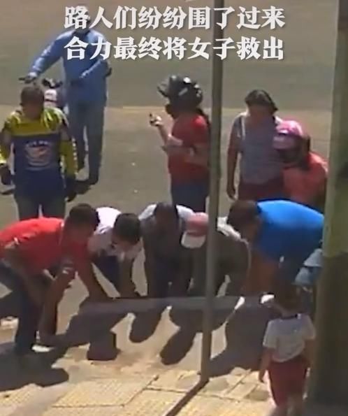  竟然|倒霉X2！女司机骑电动车被撞飞后，竟然咕噜咕噜滚进了下水道！