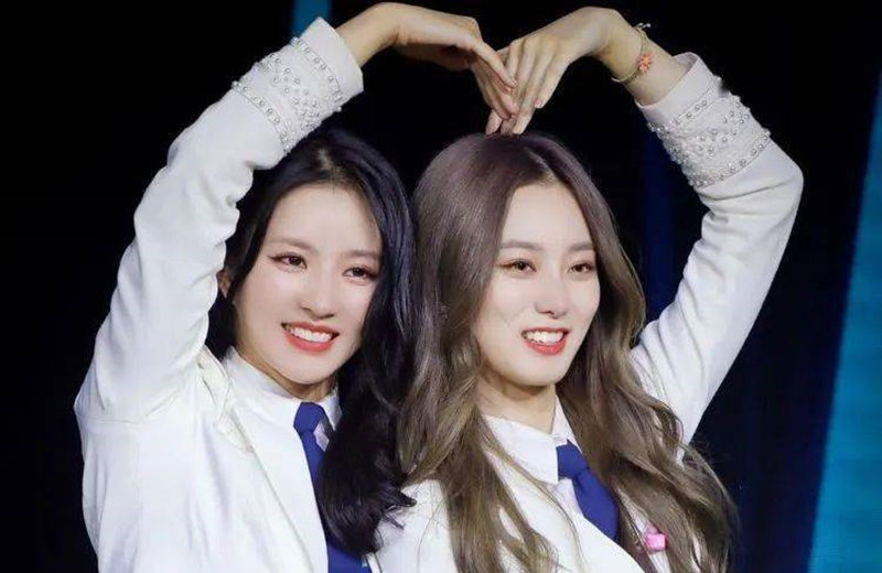  希林娜依|《创造营3》庆功宴，硬糖少女成员皆喝红酒，希林手中饮品成清流