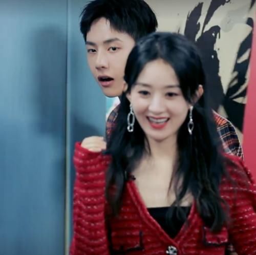 小心|王一博和赵丽颖吃螺蛳粉,谁注意丽颖坐下时的举动?太小心了