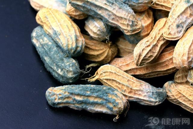 黄曲霉素|黄曲霉素是什么？比砒霜毒68倍，开水杀不死，这些东西赶紧扔了吧