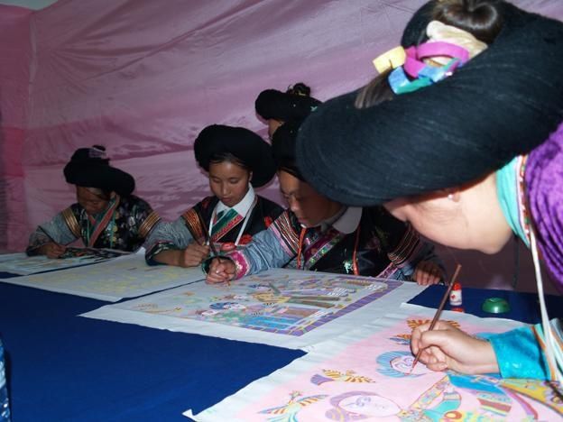 姑娘|苗族姑娘围腰上绣花的传说