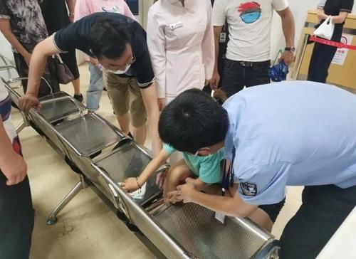  孩子|卡，卡，卡！金山一男孩就医期间，小腿不慎卡椅缝…