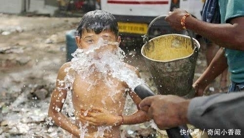 穷人|印度高温50度,猴子都难以忍耐,看看当地穷人和富人都是如何避署?