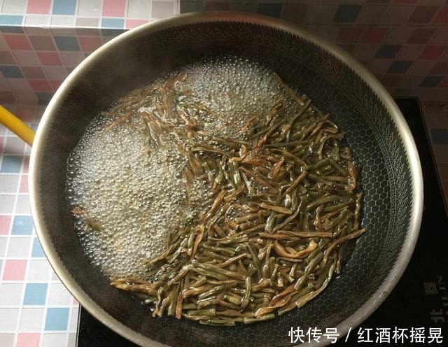  应季|腊肉和它是天生一对，把它们炒一起，又香又下饭，连吃3天都不腻