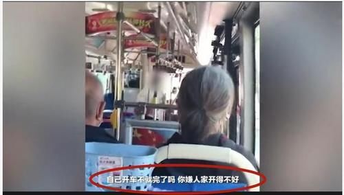 下车|解气！一白衣女子在公交车上撒泼，惹怒整车乘客，最后被多名乘客强拽下车！
