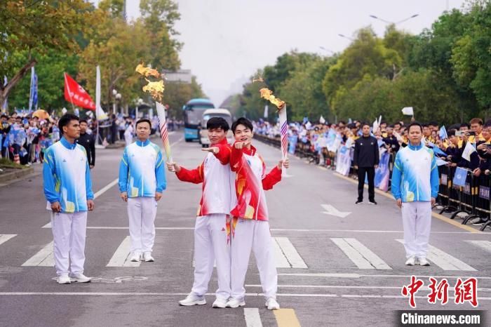 学青会柳州站火炬传递：亚运“女飞人”首棒 火炬手们“花式”点赞