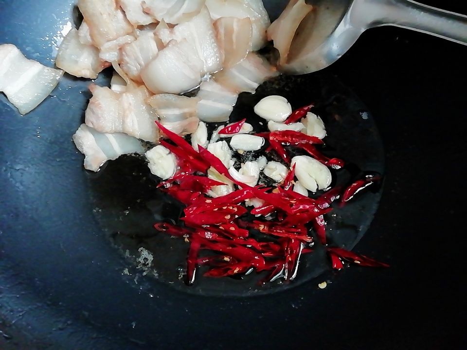 笋干炒肉|五花肉加点它,简单炒一炒,老公胃口大开,下酒又下饭!