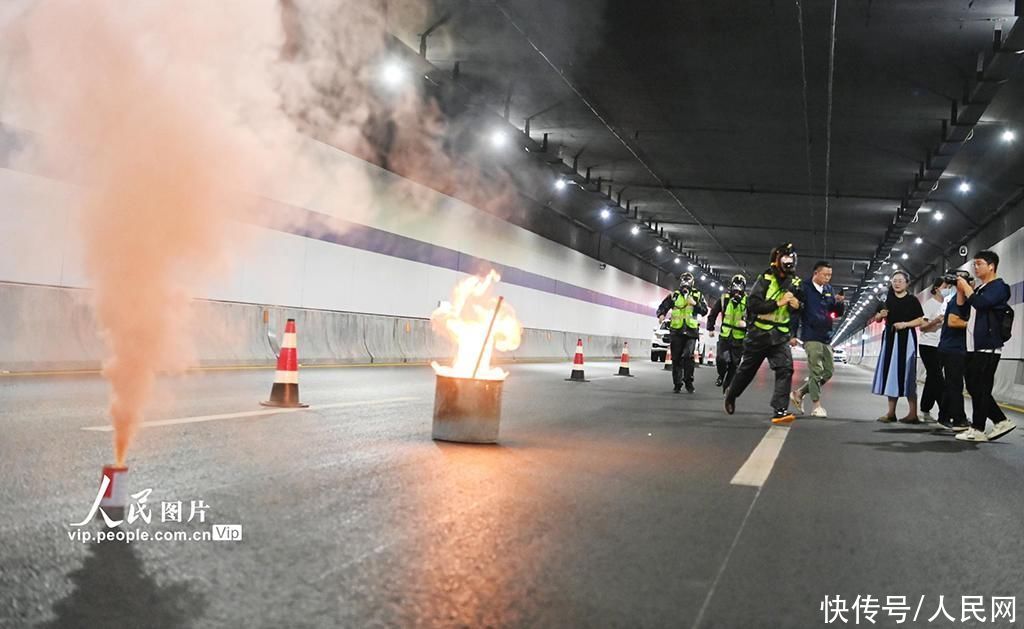 湖北襄阳举行鱼梁洲隧道应急救援综合演练