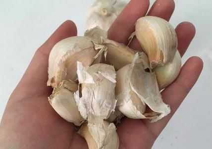  大蒜|现在才知道剥大蒜这么简单，用1个啤酒盖就能轻松去皮，还不伤手！