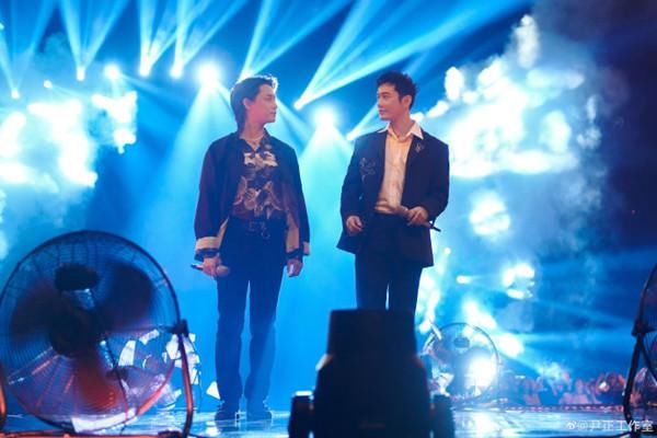  同台|万茜主持首秀闹笑话，抢话不断还暴露情商，自认跟何炅同台是他的荣幸