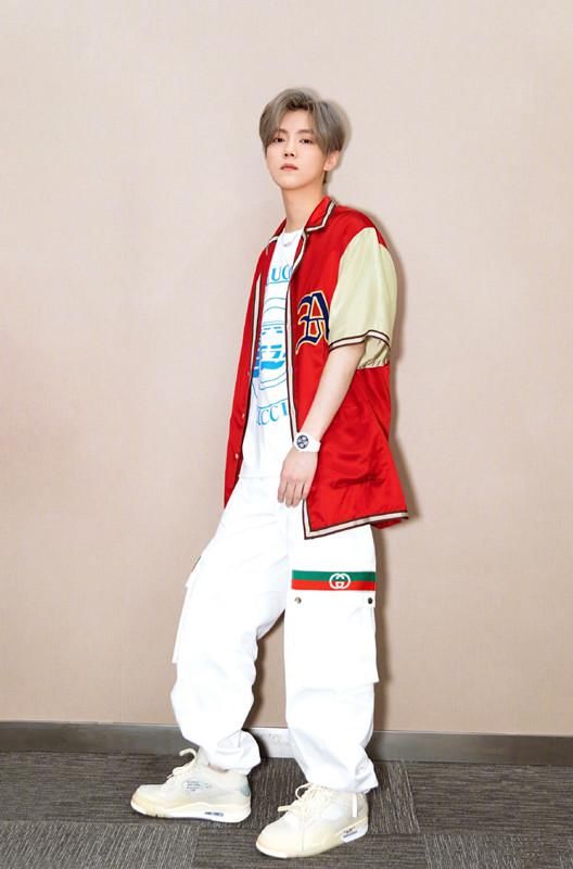  鹿晗|鹿晗拍写真，穿紫色套头衫搭翻领衬衫，俨然一个俊小伙模样！