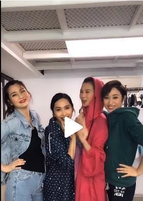  洪欣|四大“美人”又同框，49岁洪欣一身蓝色牛仔套装扮嫩，清新又减龄