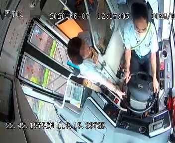  方向盘|公车坐过站，女子竟疯狂抢夺方向盘还用手机砸司机头