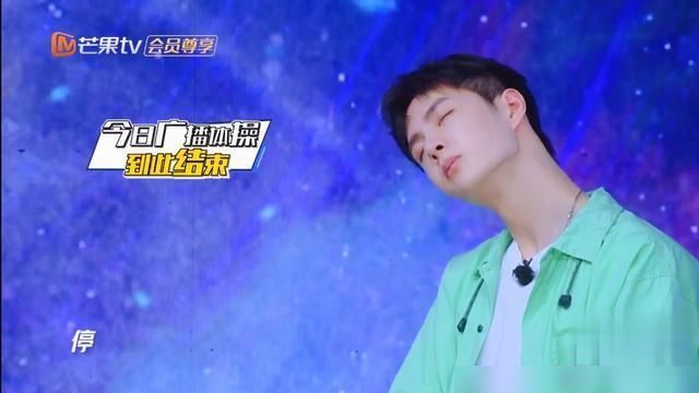  引发|天天向上候场王一博做起颈椎操，哥哥们成团节目企划却引发争议