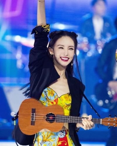  淘汰|万茜皇族被孤立？送别袁咏琳淘汰，队员不带她玩了