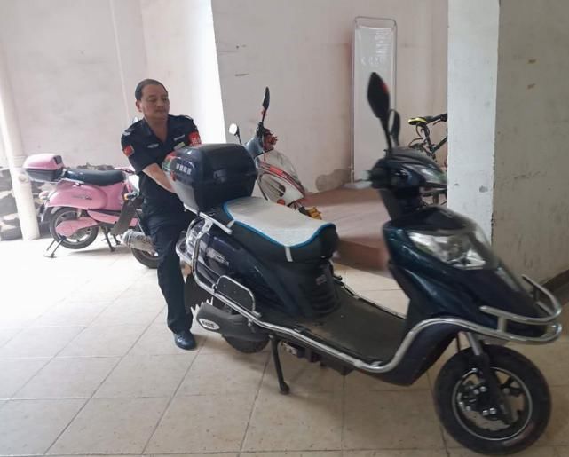 皇冠国际社|电瓶车堵了单元楼道！回家的路该谁来疏通？