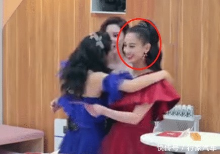 留意|伊能静把张萌晋级卡扔地上时,有谁留意黄圣依的表情怕是忘了有镜头