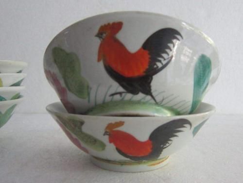  筷子|佘诗曼晒午餐肥肠面，轻咬筷子笑容甜美，经典公鸡碗太抢镜！