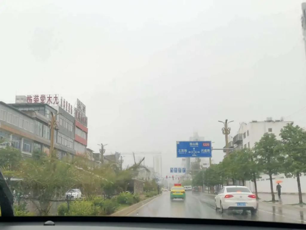  困人员|一个小时，两起事故，下雨天请注意行车安全！