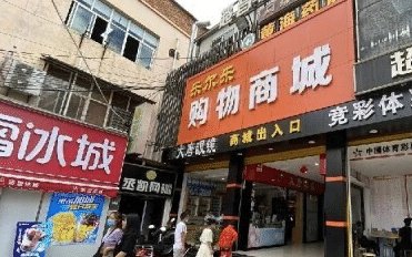 警方认为|超市店主抓小偷, 导致其轻微伤, 人“进去了”还赔了小偷6万多元