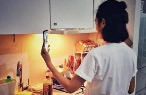  家里|带你看看朱丹的豪宅：家里的厨房也太小了，做饭会觉得不舒服吧