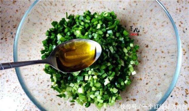 懒人|懒人早餐新吃法,比做韭菜盒子更简单,一卷一煎,香酥可口吃不够