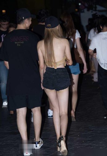  背心|小姐姐这件“省布料”背心上衣，不是谁都能驾驭得住啊！